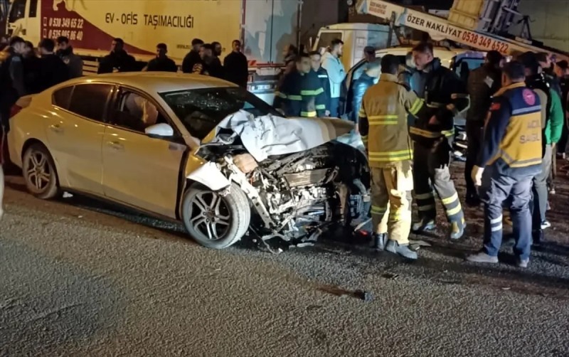 Mardin’de otomobil ile hafif ticari araç çarpıştı: 3 yaralı