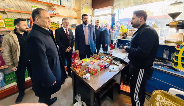 Adak ve Uncu, ilçelerde vatandaşlarla buluştu