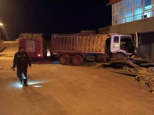 Mardin’de kontrolden çıkan hafriyat kamyonu eve daldı