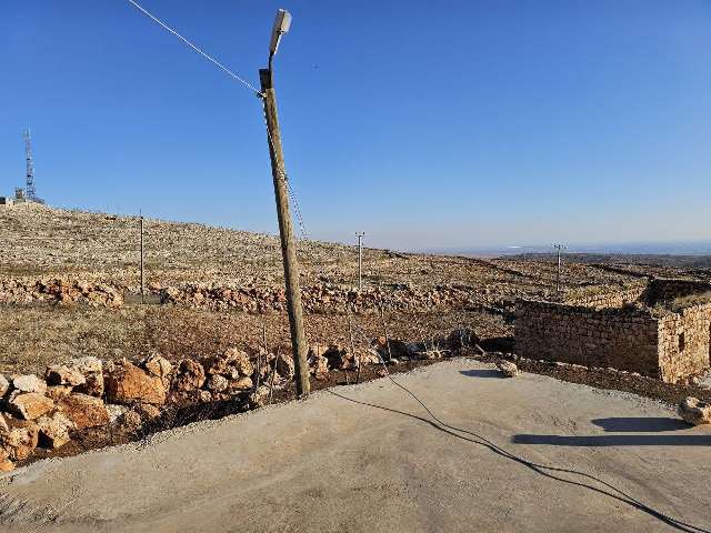 Mardin’de evlerin üzerinden geçirilen elektrik kabloları tehlike saçıyor