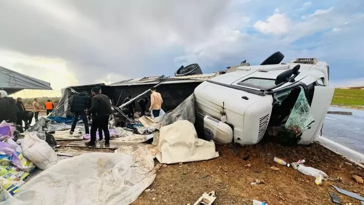 Mardin’de kontrolden çıkan fasulye yüklü tır devrildi