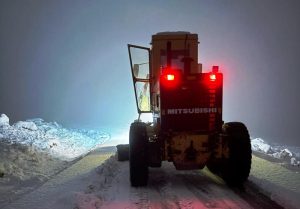 Mardin’de kar yağışının ardından yol temizleme çalışmalarına devam ediyor