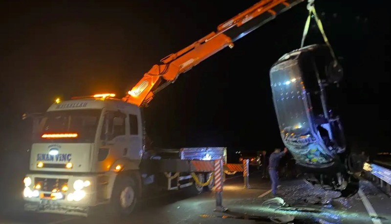 Mardin’de tırdan fırlayan demire çarpan otomobil takla attı: 3 yaralı