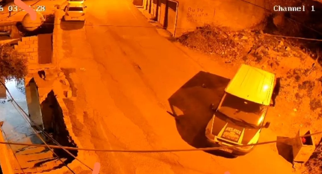 Mardin’de minibüsü iterek çalmaya çalıştılar