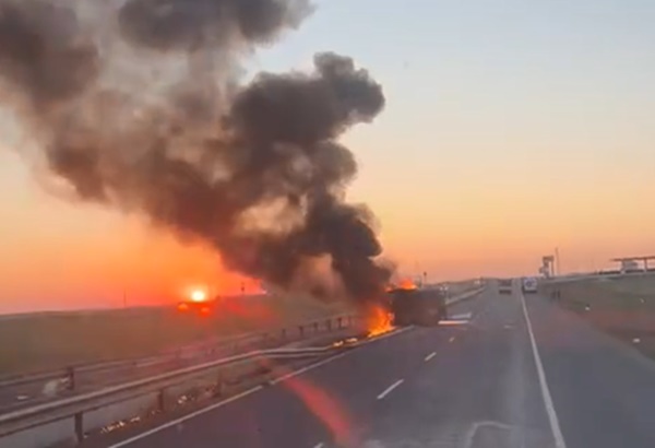 Mardin’de akaryakıt yüklü tır devrilerek alevlere teslim oldu