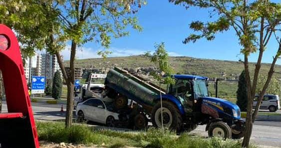 Mardin’de otomobil su tankerinin altına girdi