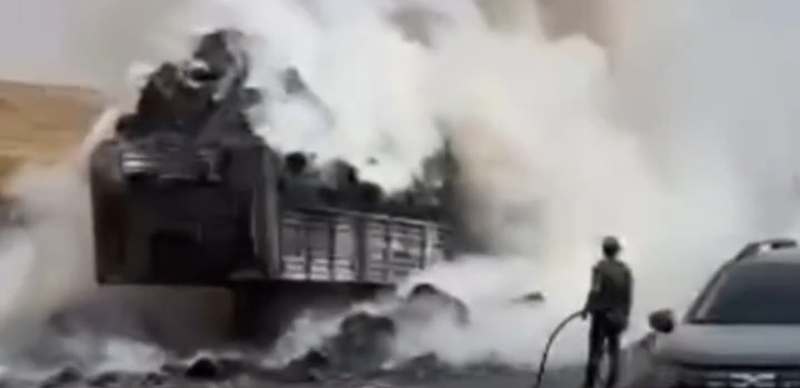 Mardin’de saman yüklü tır alev alev yandı