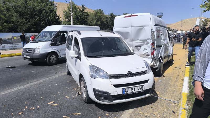Mardin’de Freni Boşalan Tır Kırmızı Işıkta Bekleyen Araçlara Çarptı: 7 Yaralı