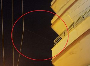 Mardin’de balkondan havai hatta kanca, mahalleyi elektriksiz bıraktı!