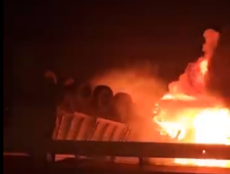 Mardin’de devrilen tır aleve topuna döndü: 1 ölü