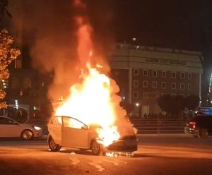 Mardin’de seyir halindeki otomobil alevlere teslim oldu