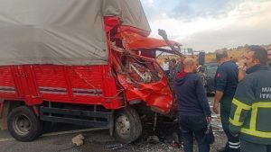 İşçileri taşıyan kamyonet ile hafriyat kamyonu çarpıştı: 14 yaralı