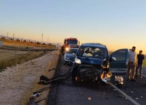 Mardin’de hafif ticari araçla iş makinesi çarpıştı: 1 yaralı
