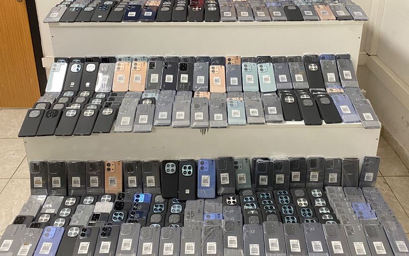 Mardin’de durdurulan araçta 15 milyon lira değerinde telefon ele geçirildi