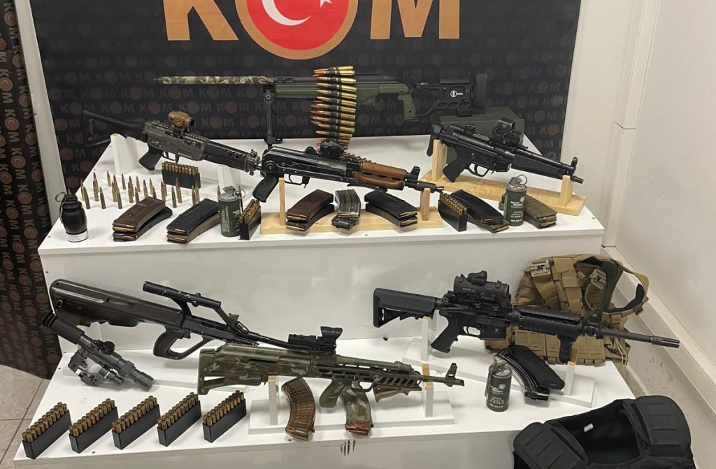 Mardin’de silah kaçakçılarına operasyon: silah ve mühimmat ele geçirildi