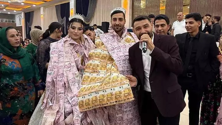 Mardin’de gelin ve damada paradan yelek giydirip, taç taktılar