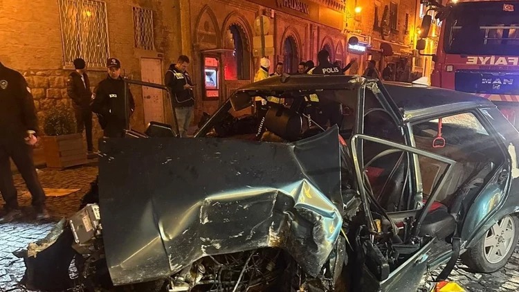 Mardin’de otomobil işyerinin duvarına çarptı: 4 yaralı