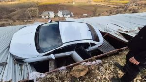 Mardin’de otomobil barakanın üzerinde devrildi: 2 Yaralı