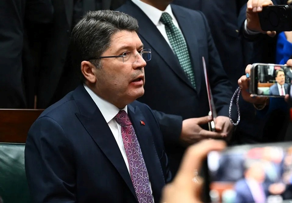 Bakan Tunç açıkladı: Bayrak provokasyonunda 14 gözaltı