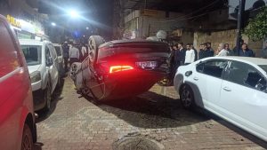 Mardin’de park halindeki 6 araca çarpan otomobil takla attı