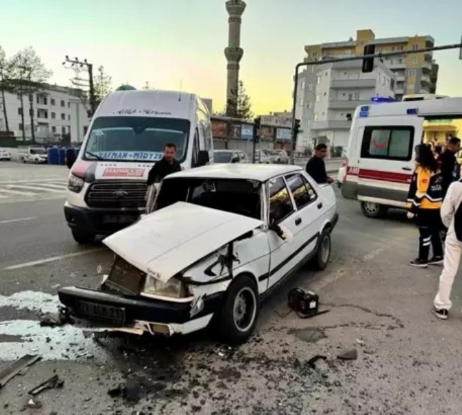 Mardin’de minibüs ile otomobil çarpıştı: 6 yaralı