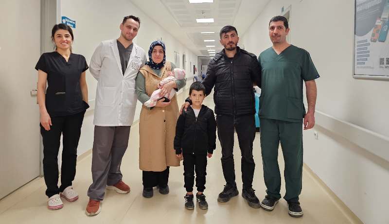 Mardin’de bağırsağı delik olarak dünyaya gelen bebek sağlığına kavuştu