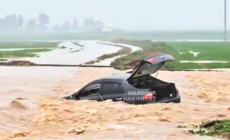 Mardin’de sele kapılan otomobil tarlaya sürüklendi, 4 kişi kurtarıldı