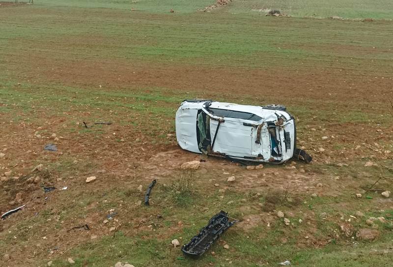 Mardin’de kontrolden çıkan otomobil tarla uçtu